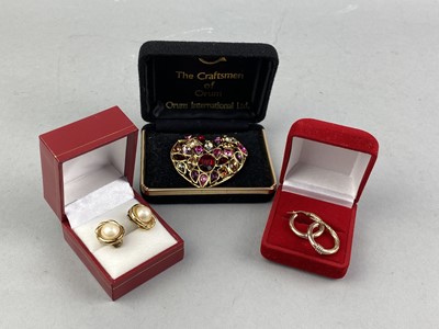 Lot 254 - A LOT OF TWO PAIRS OF EARRINGS, A GEM SET BROOCH AND OTHER ITEMS