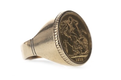 Lot 67 - A GEORGE V (1910 - 1936) GOLD SOVEREIGN RING DATED 1913