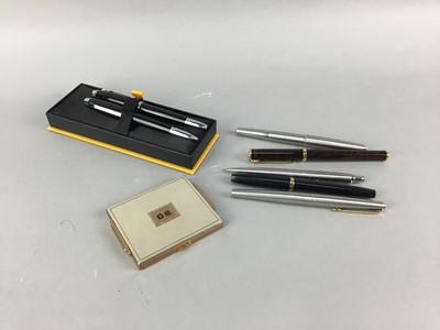 Lot 283 - A LOT OF FOUNTAIN PENS AND A PLATE AND GILT COMPACT