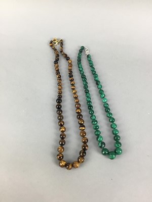 Lot 227 - A BANDED AGATE BEAD NECKLACE AND A MALACHITE NECKLACE