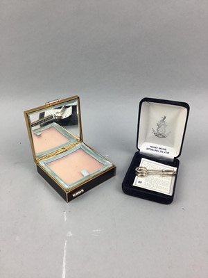 Lot 319 - A FRENCH ART DECO COMPACT AND OTHER ITEMS