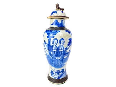 Lot 767 - AN EARLY 20TH CENTURY CHINESE CRACKLE GLAZE LIDDED VASE