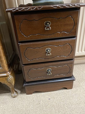 Lot 362 - A MAHOGANY DISPLAY CABINET, ALONG WITH A PAIR OF BEDSIDE CABINETS