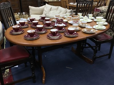 Lot 364 - AN OAK EXTENDING DINING TABLE