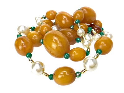 Lot 389 - AN AMBER BEAD NECKLACE