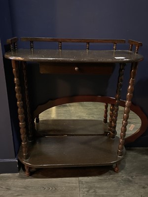 Lot 415 - A MODERN WALL MIRROR AND A HALL TABLE