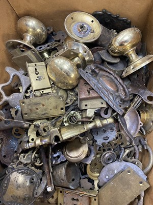 Lot 461 - A LOT OF BRASS DOOR KNOBS