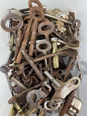 Lot 463 - A LOT OF VINTAGE KEYS