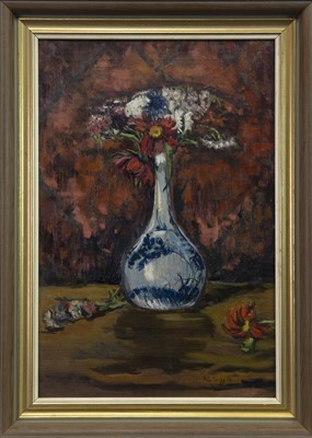 Lot 870 - FLORAL STILL LIFE WITH CERAMIC, AN OIL BY NITA BEGG