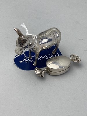 Lot 546 - A SILVER PILL BOX AND SILVER DONKEY