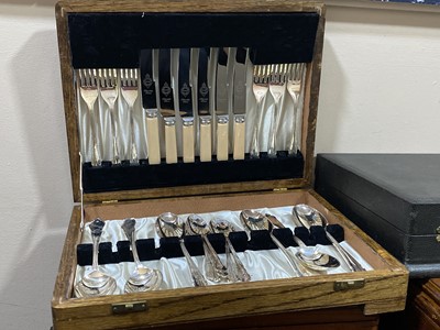 Lot 530 - A LARGE LOT OF PLATED FLAT WARE