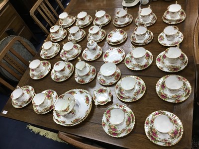 Lot 531 - A ROYAL ALBERT OLD COUNTRY ROSES TEA AND DINNER SERVICE