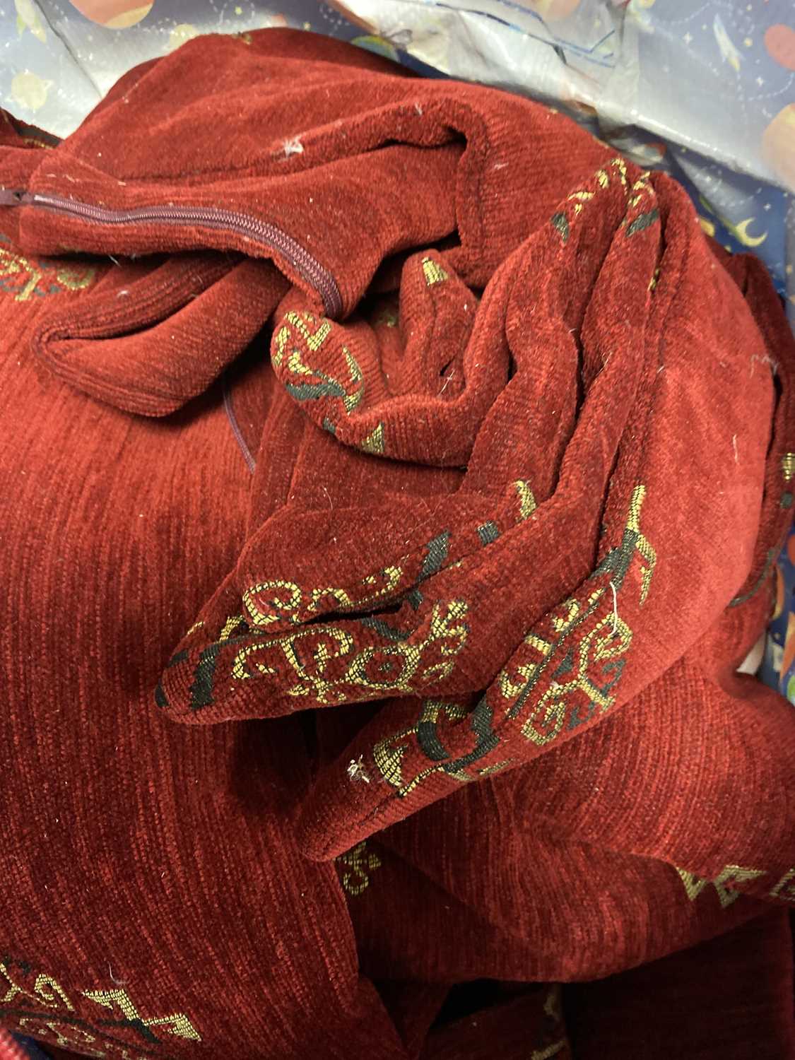 Lot 559 - A LOT OF BEDDING, CURTAINS AND PILLOW CASES