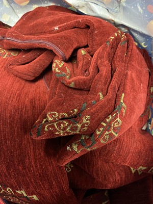 Lot 559 - A LOT OF BEDDING, CURTAINS AND PILLOW CASES