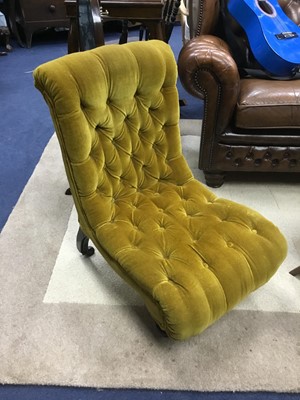 Lot 491 - A GOSSIP CHAIR