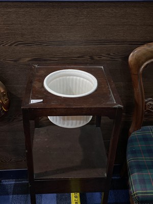 Lot 536 - A MAHOGANY TOWEL RAIL AND A MAHOGANY WASHSTAND
