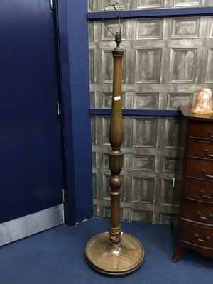 Lot 537 - A MAHOGANY STANDARD LAMP