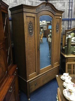 Lot 425 - AN EARLY 20TH CENTURY OAK WARDROBE, BEDSTEAD AND A CHEST