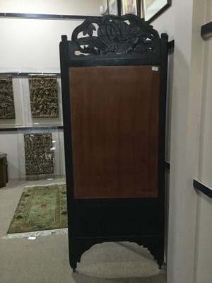 Lot 781 - AN EARLY 20TH CENTURY CHINESE DRESSING SCREEN