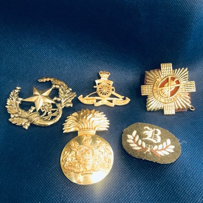 Lot 59 - A LOT OF MILITARY BADGES AND INSIGNIA