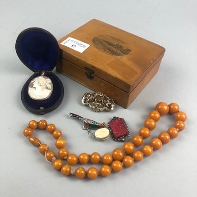 Lot 57 - A LOT OF ANTIQUE AND VINTAGE JEWELLERY