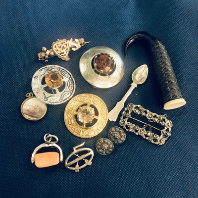 Lot 56 - A LOT OF VINTAGE SCOTTISH BROOCHES