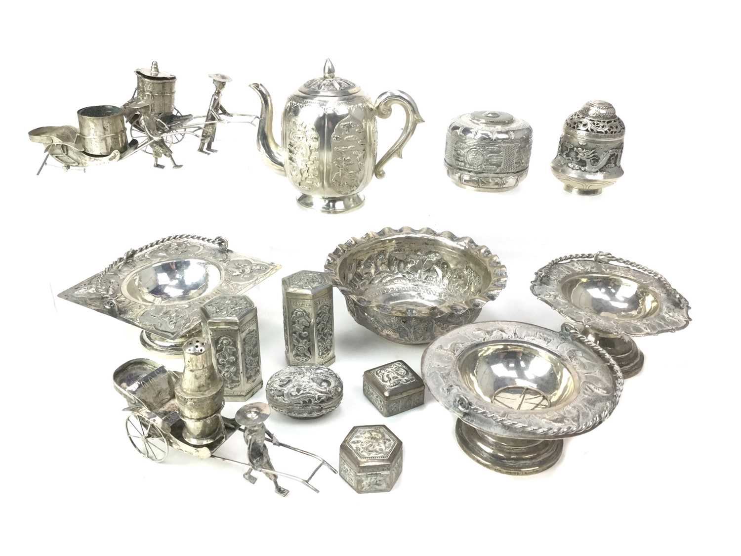 Lot 704 - A LOT OF CHINESE SILVER AND WHITE METAL ITEMS