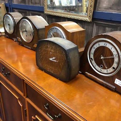 Lot 131 - A SMITHS MAHOGANY CASED MANTEL CLOCK AND FIVE OTHERS