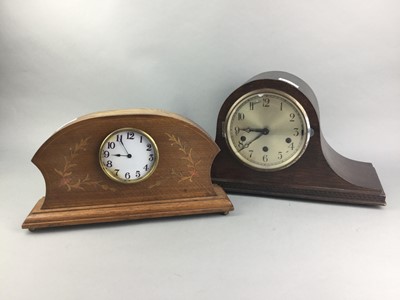 Lot 138 - A SMITHS OAK CASED MANTEL CLOCK AND FOUR OTHER MANTEL CLOCKS