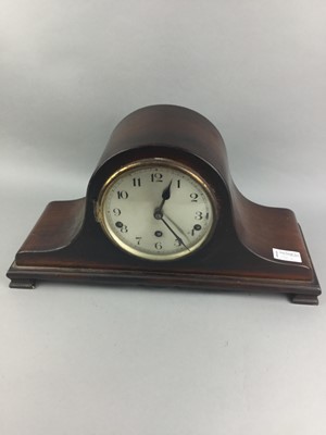 Lot 138 - A SMITHS OAK CASED MANTEL CLOCK AND FOUR OTHER MANTEL CLOCKS