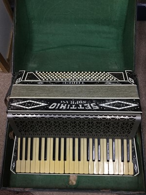 Lot 143 - AN EARLY 20TH CENTURY ACCORDION