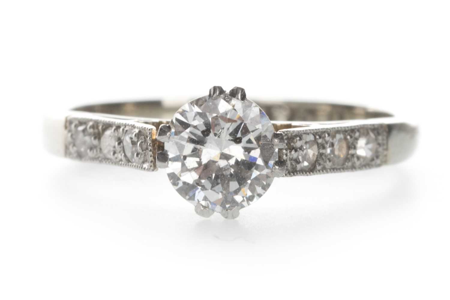 Lot 1307 - A DIAMOND SOLITAIRE RING