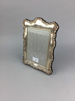 Lot 101 - A SILVER PLATED PHOTOGRAPH FRAME