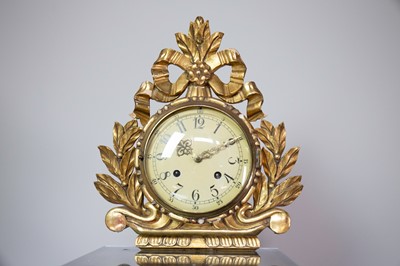 Lot 1413 - AN EARLY 20TH CENTURY GILTWOOD WALL CLOCK