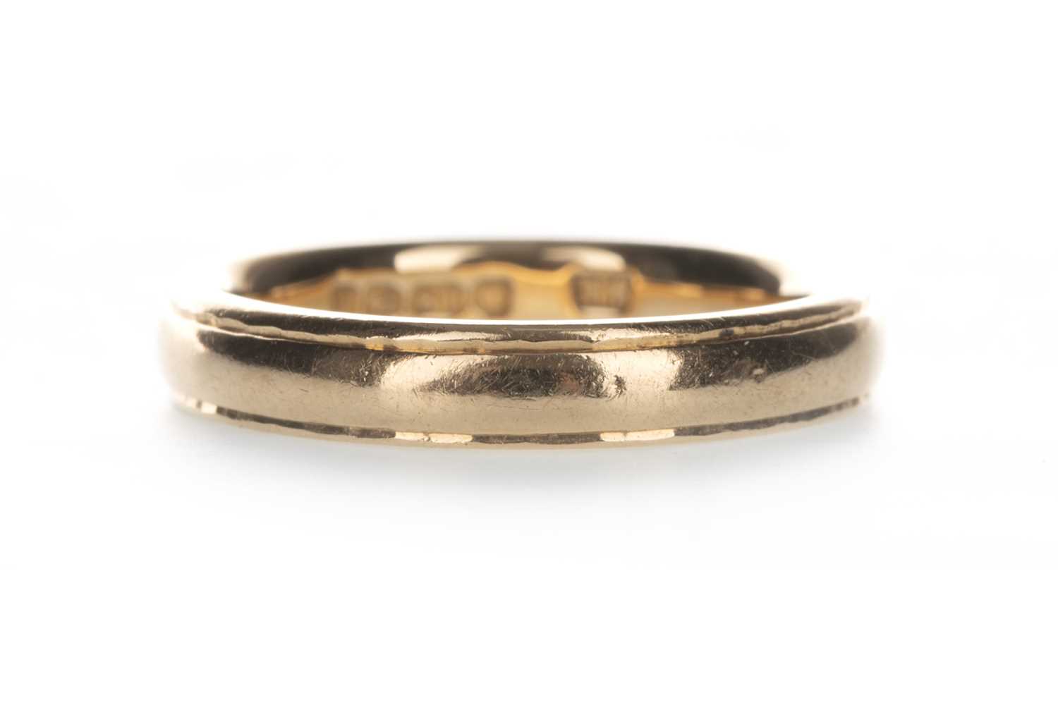 Lot 1328 - A GOLD WEDDING RING