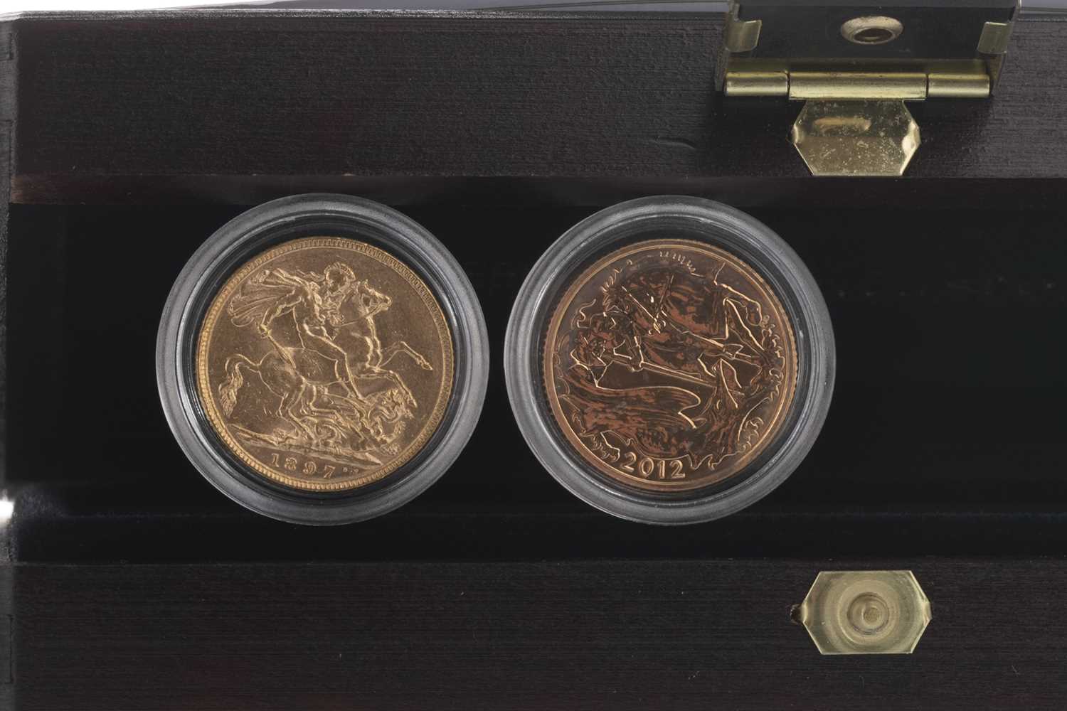 Lot 13 - THE DIAMOND JUBILEE SOVEREIGN TWO COIN SET