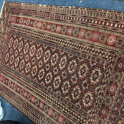 Lot 381 - A 20TH CENTURY PERSIAN RUG