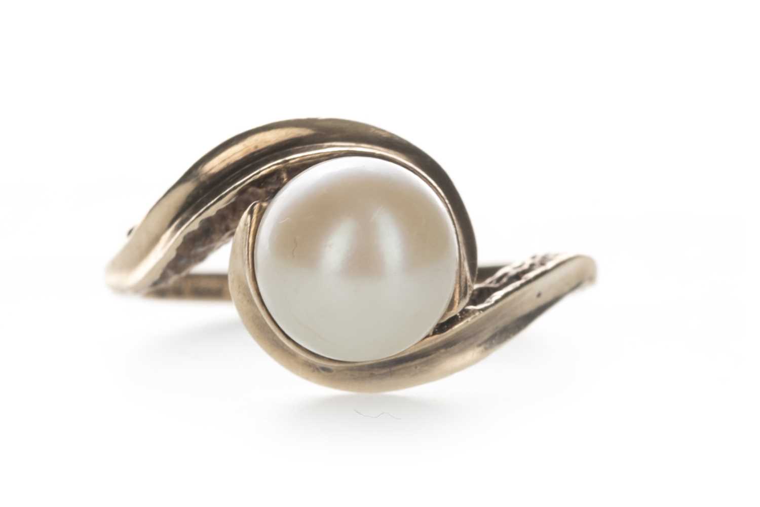 Lot 1342 - A PEARL RING