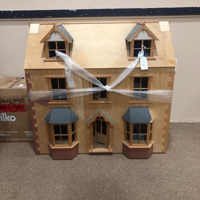 Lot 400 - A MODERN WOOD DOLL HOUSE AND ACCESSORIES