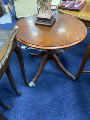 Lot 402 - A MAHOGANY NEST OF THREE TABLES AND TWO CIRCULAR TABLES