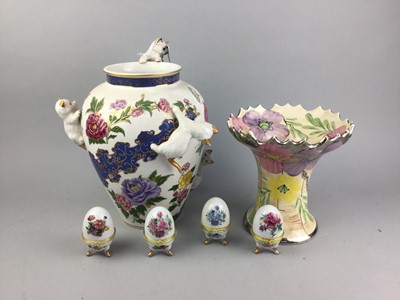 Lot 325 - A LOT OF CERAMICS INCLUDING FRANKLIN MINT 'THE VASE OF IMPERIAL CATS'