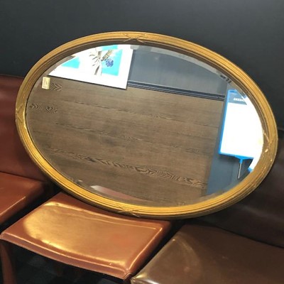 Lot 437 - AN EARLY 20TH CENTURY GILT FRAMED OVAL WALL MIRROR