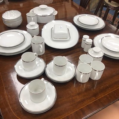 Lot 478 - A DECORATIVE PART DINNER SERVICE