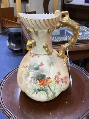 Lot 92 - A EARLY 20TH CENTURY ROYAL WORCESTER BLUSH IVORY JUG