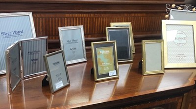 Lot 495 - A LOT OF VARIOUS PICTURE FRAMES