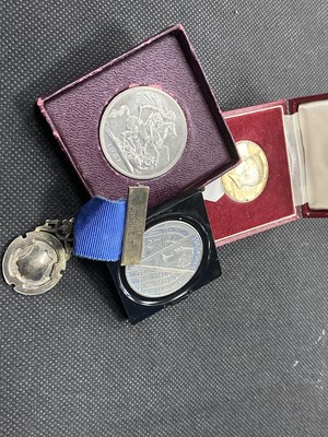 Lot 519 - A SILVER PAST PRESIDENT'S MEDAL ALONG WITH COINS