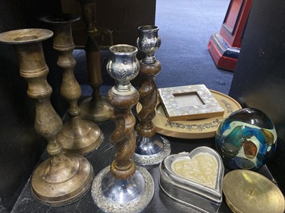 Lot 516 - A PAIR OF BRASS CANDLESTICKS ALONG WITH OTHER CANDLESTICKS AND OTHER ITEMS