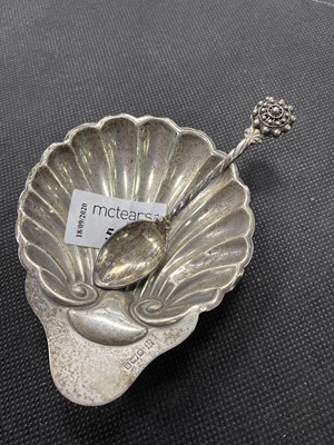 Lot 507 - A SILVER DISH IN THE FORM OF A SHELL AND A SILVER SOUVENIR SPOON