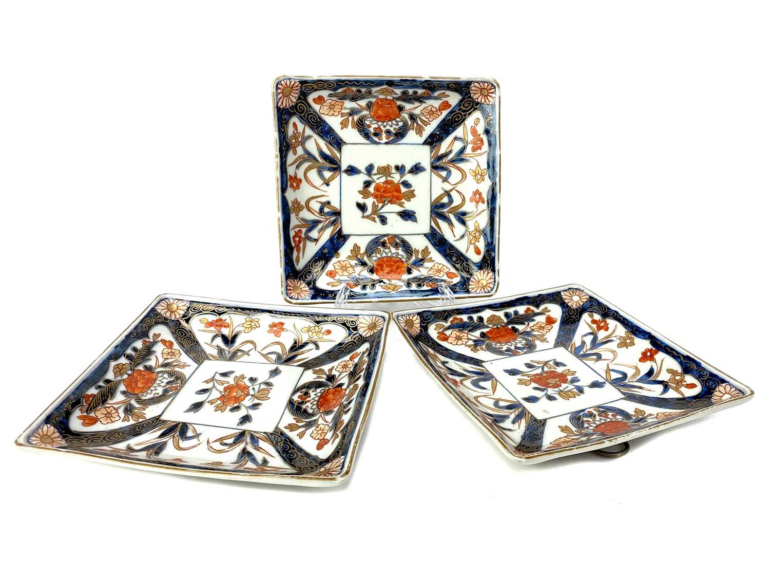 Lot 813 - A SET OF FOUR JAPANESE IMARI SQUARE DISHES