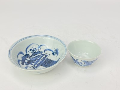 Lot 130 - A 19TH CENTURY CHINESE BLUE AND WHITE TEA BOWL AND A BOWL